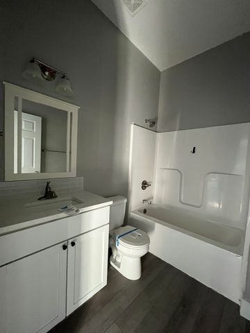 724 N Redbud Ave, Valley Center, KS 67147