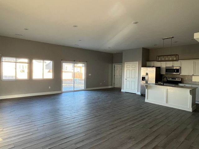 724 N Redbud Ave, Valley Center, KS 67147