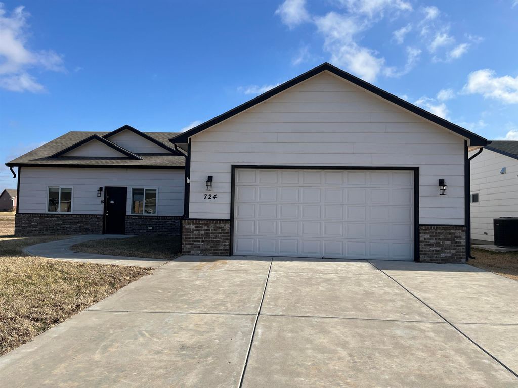 724 N Redbud Ave, Valley Center, KS 67147