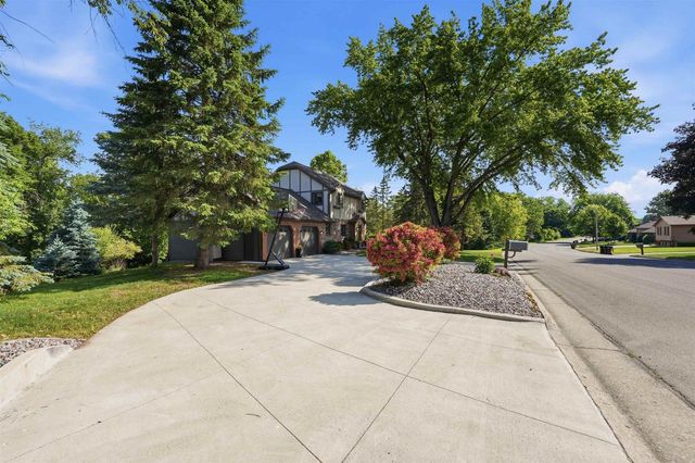 312 River Wood Bend, Deforest, WI 53532