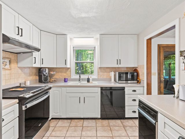 19 Wedgewood Drive, Londonderry, NH 03053