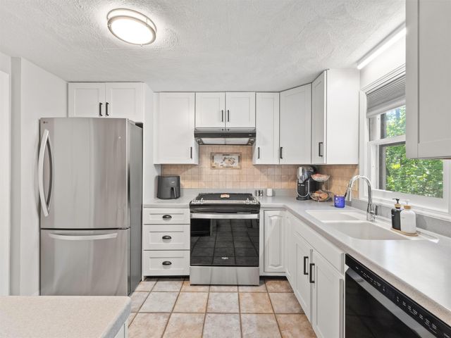 19 Wedgewood Drive, Londonderry, NH 03053