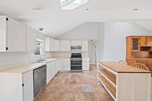 8 Winthrop Ave, Duxbury, MA 02332