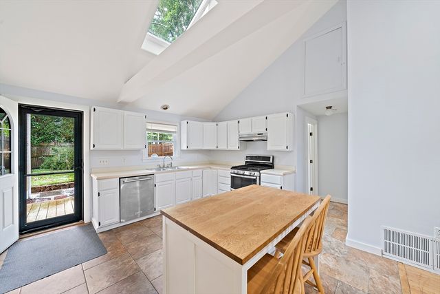 8 Winthrop Ave, Duxbury, MA 02332
