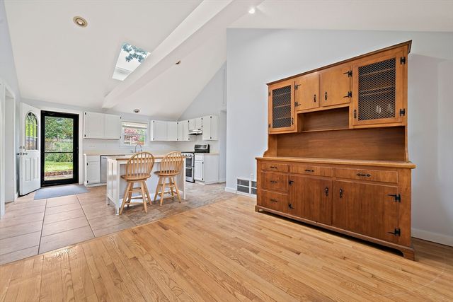 8 Winthrop Ave, Duxbury, MA 02332