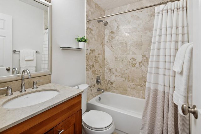 450 W Briar Place 8N, Chicago, IL 60657