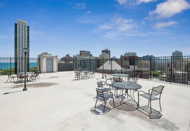 450 W Briar Place 8N, Chicago, IL 60657