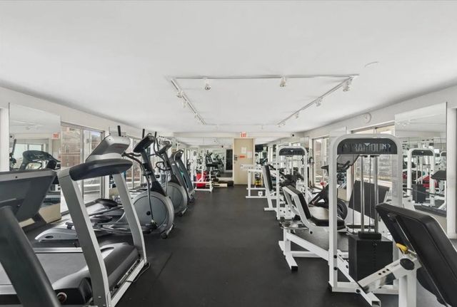 450 W Briar Place 8N, Chicago, IL 60657