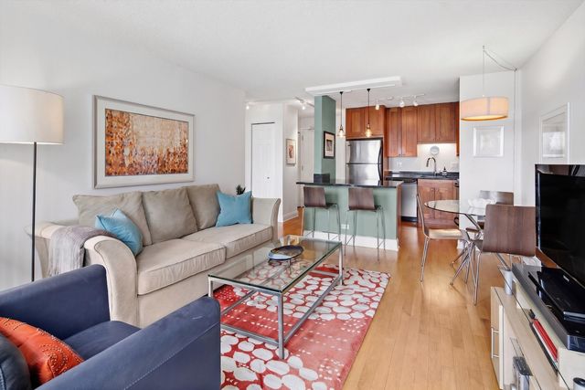 450 W Briar Place 8N, Chicago, IL 60657