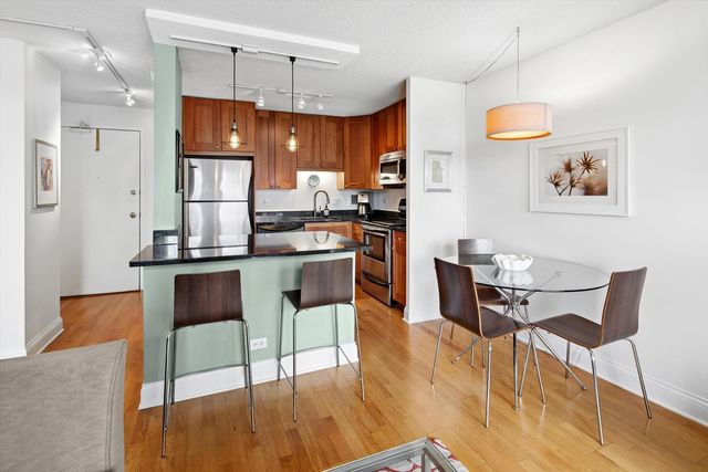 450 W Briar Place 8N, Chicago, IL 60657