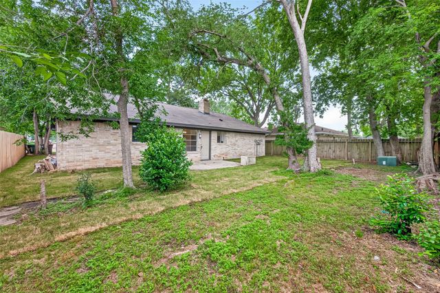 338 Coach Lamp Lane, Houston, TX 77060