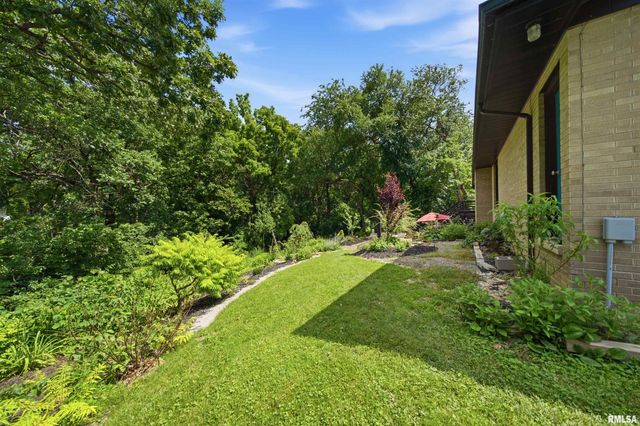 5200 N SHERBROOK Lane, Peoria, IL 61614