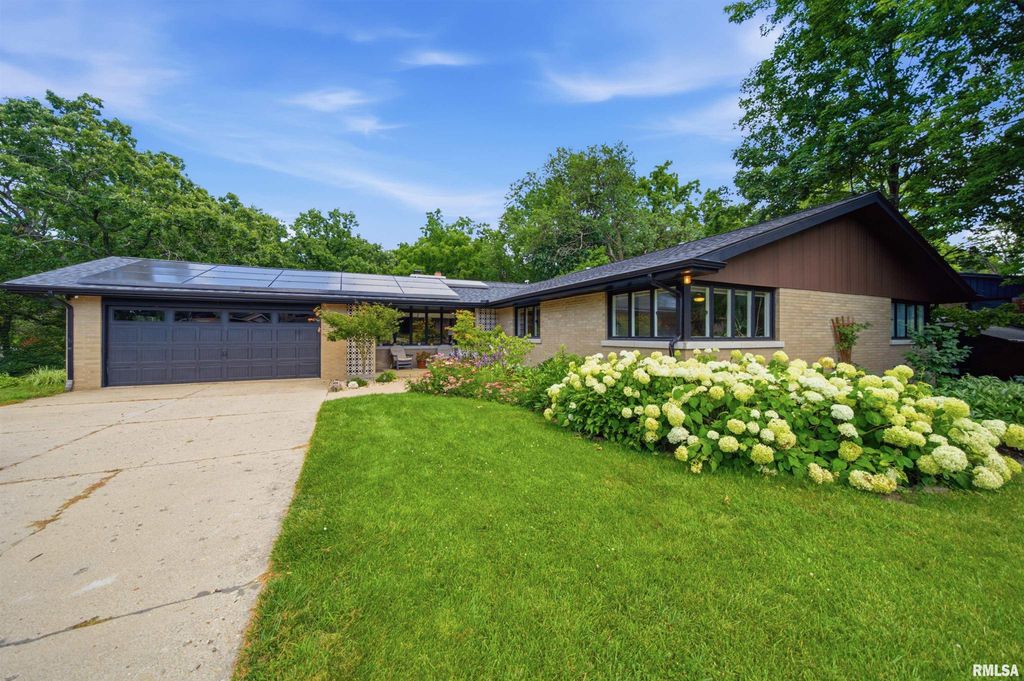 5200 N SHERBROOK Lane, Peoria, IL 61614