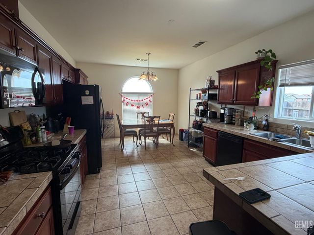 600 Vancluse Bay Drive, Bakersfield, CA 93307