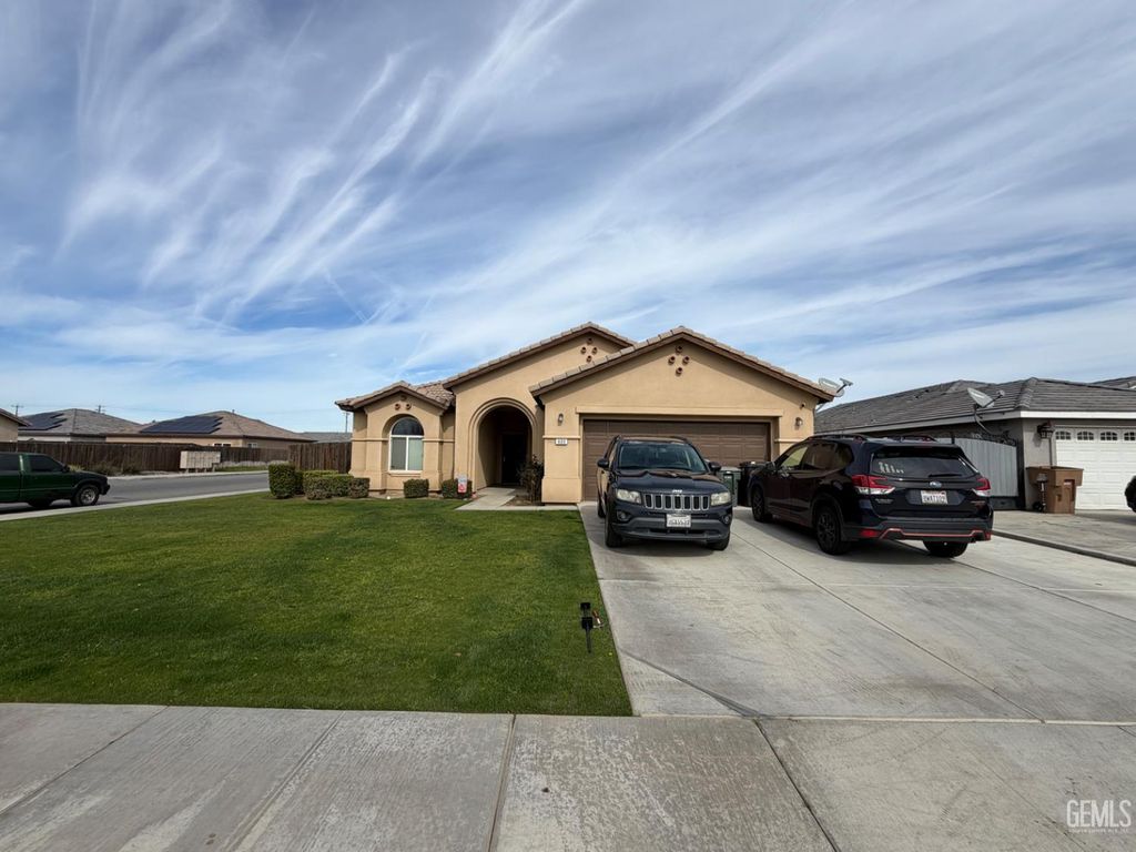 600 Vancluse Bay Drive, Bakersfield, CA 93307