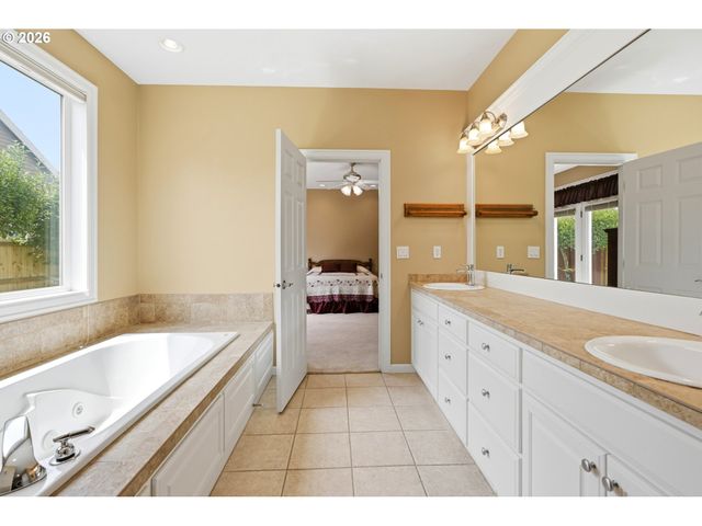1385 Ne 12TH Ave, Canby, OR 97013
