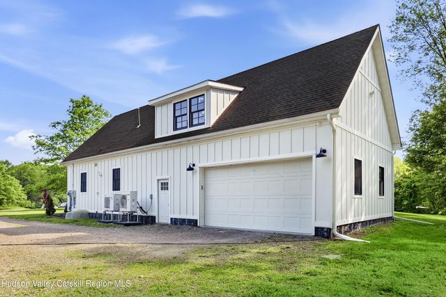 18 Barnstormer Lane, Red Hook, NY 12571