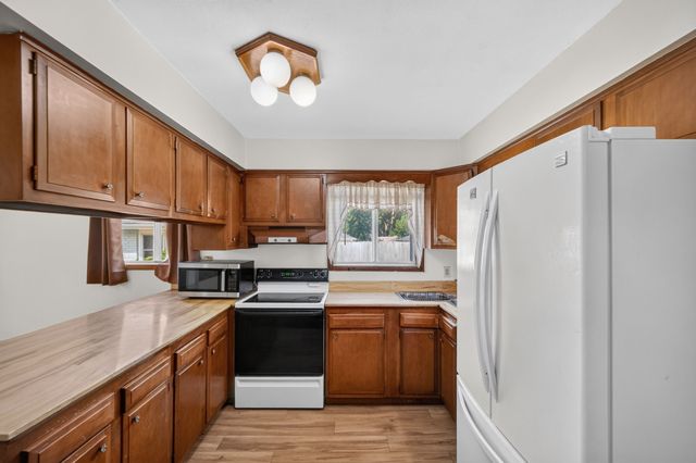 100 E Maxwelton Drive, Des Moines, IA 50315