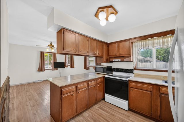 100 E Maxwelton Drive, Des Moines, IA 50315