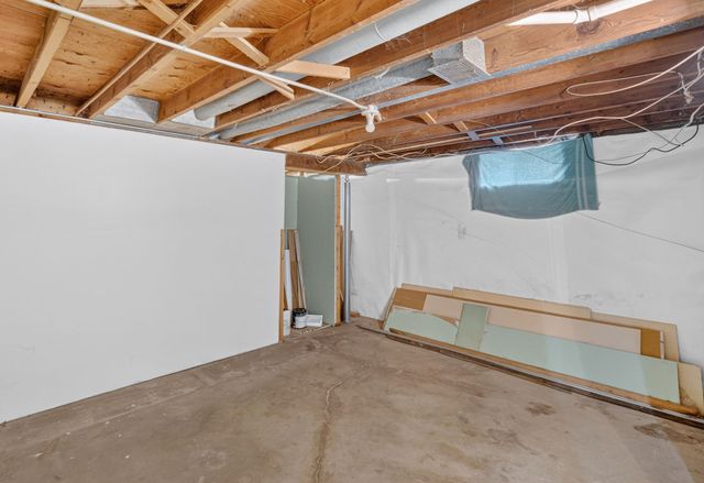 100 E Maxwelton Drive, Des Moines, IA 50315