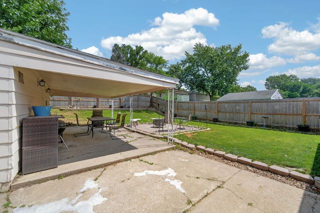 100 E Maxwelton Drive, Des Moines, IA 50315