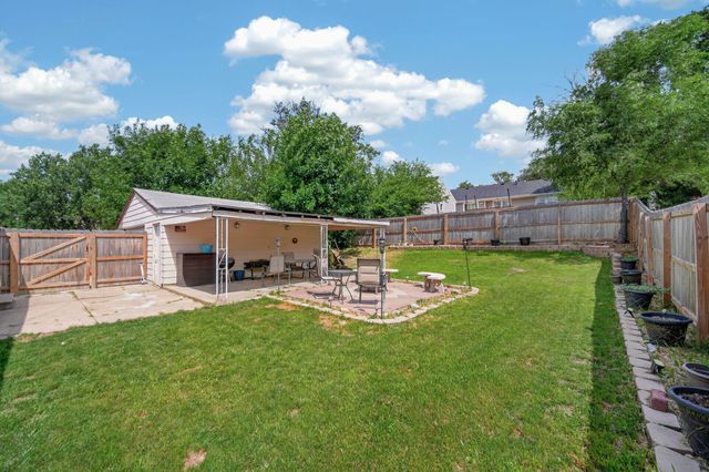 100 E Maxwelton Drive, Des Moines, IA 50315