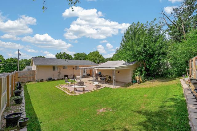 100 E Maxwelton Drive, Des Moines, IA 50315