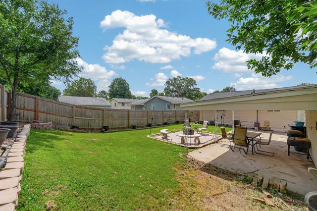 100 E Maxwelton Drive, Des Moines, IA 50315