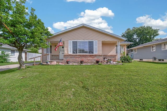 100 E Maxwelton Drive, Des Moines, IA 50315