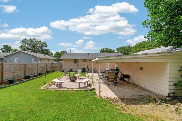 100 E Maxwelton Drive, Des Moines, IA 50315