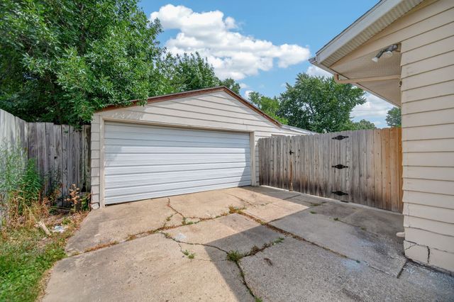 100 E Maxwelton Drive, Des Moines, IA 50315