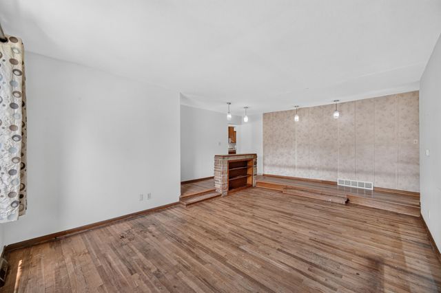 100 E Maxwelton Drive, Des Moines, IA 50315