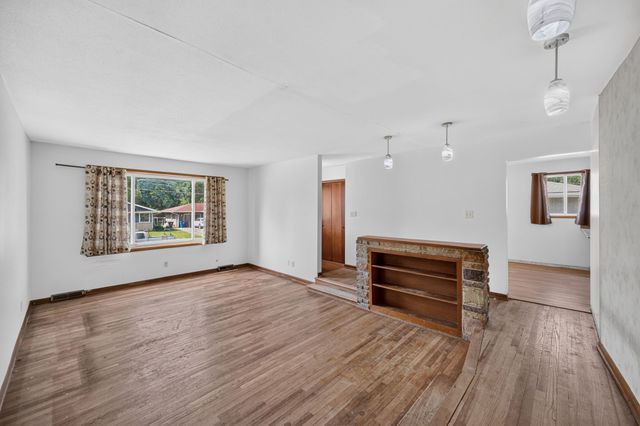 100 E Maxwelton Drive, Des Moines, IA 50315