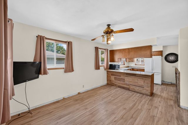 100 E Maxwelton Drive, Des Moines, IA 50315