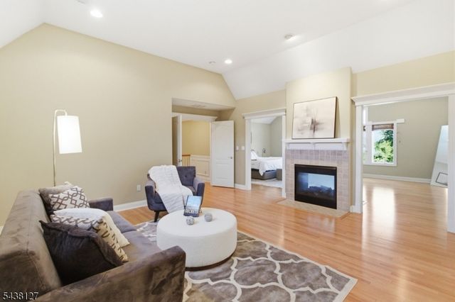 2 Michele Crossing, Raritan Twp., NJ 08822
