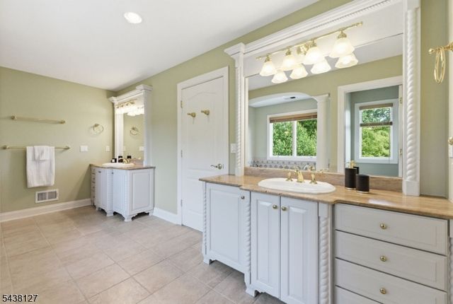 2 Michele Crossing, Raritan Twp., NJ 08822