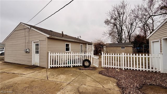 2215 Willowrow Avenue NE, Canton, OH 44705