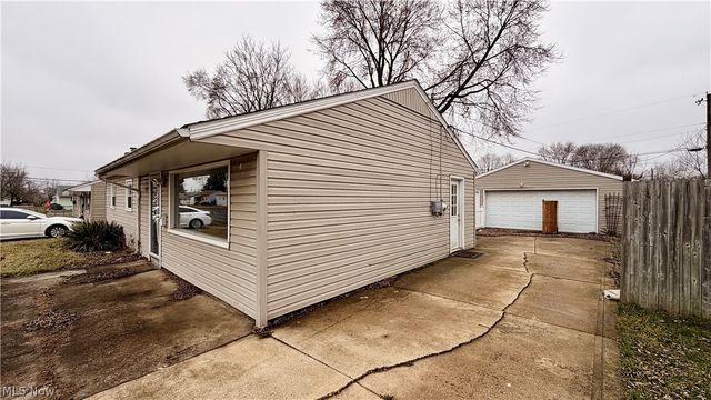 2215 Willowrow Avenue NE, Canton, OH 44705