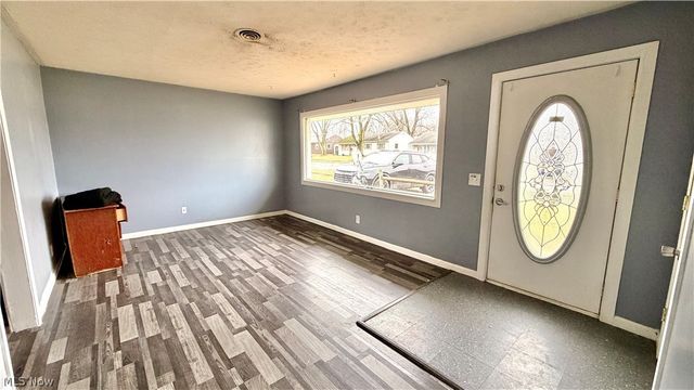 2215 Willowrow Avenue NE, Canton, OH 44705