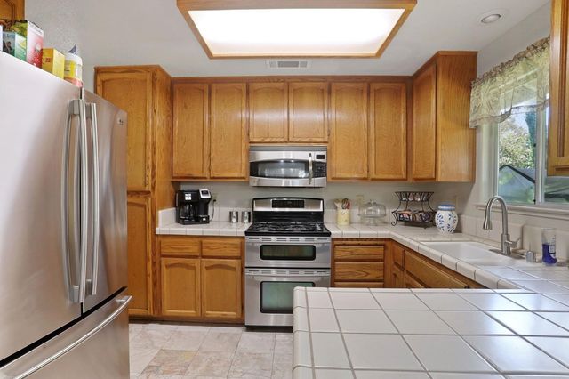 460 Senorita Ct, Oakdale, CA 95361