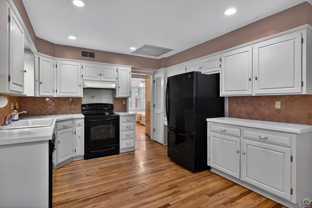 3625 SW Windsor CT, Topeka, KS 66604