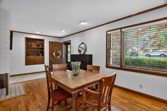 3625 SW Windsor CT, Topeka, KS 66604