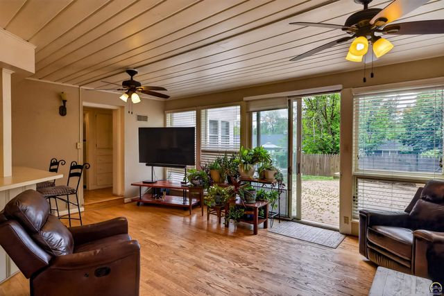 3625 SW Windsor CT, Topeka, KS 66604