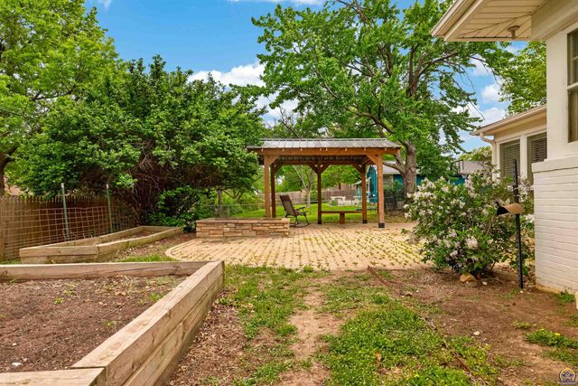3625 SW Windsor CT, Topeka, KS 66604