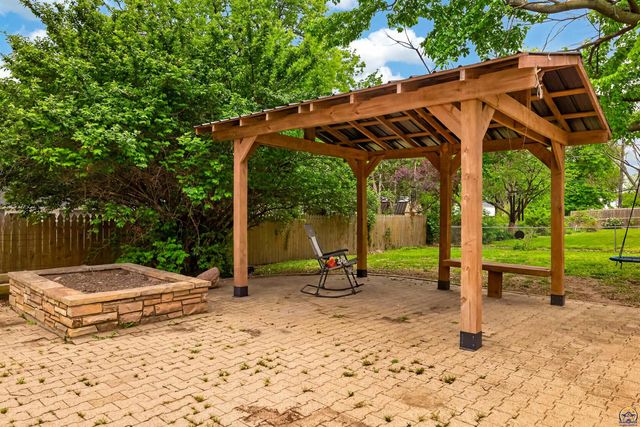 3625 SW Windsor CT, Topeka, KS 66604