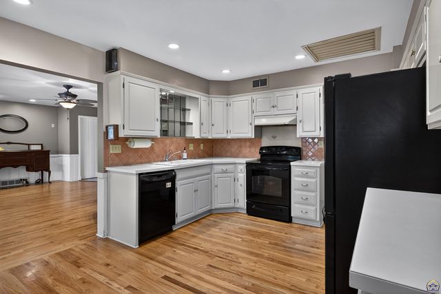 3625 SW Windsor CT, Topeka, KS 66604