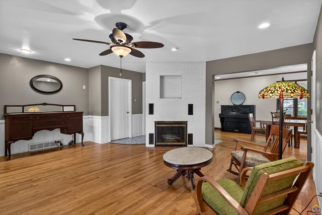 3625 SW Windsor CT, Topeka, KS 66604