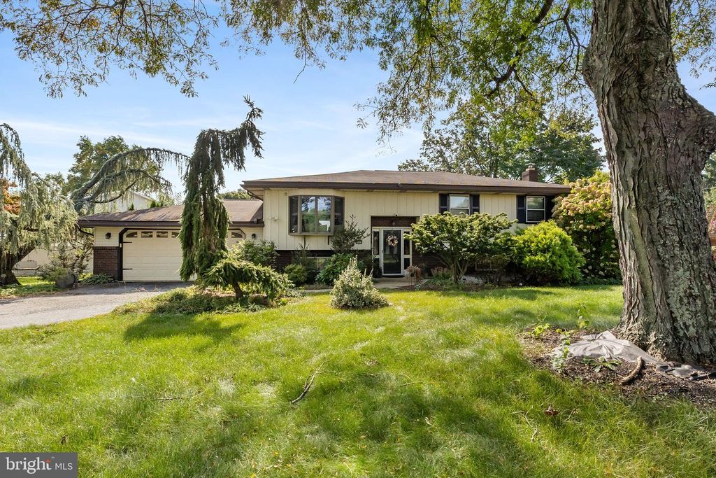 4468 THEBES TURN, Whitehall, PA 18052