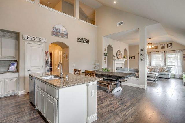 1033 Rustic Oak Way, Burleson, TX 76028