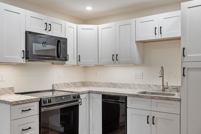 10 Pine Road, North Hampton, NH 03862